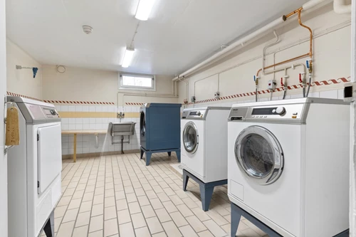 Tvättstuga med grovtvättmaskin