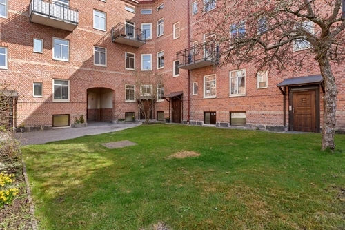 Grönyta med sittplats under sommaren!