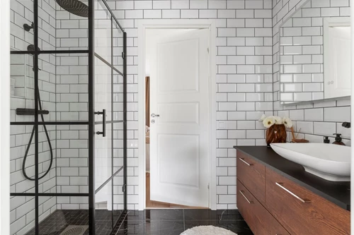 Påkostat badrum i anslutning till sovrum 1 och 2