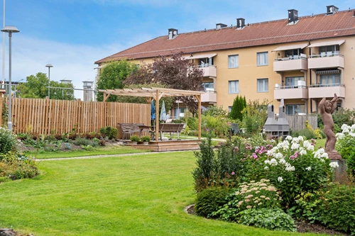 Grönskande trädgård precis utanför dörren