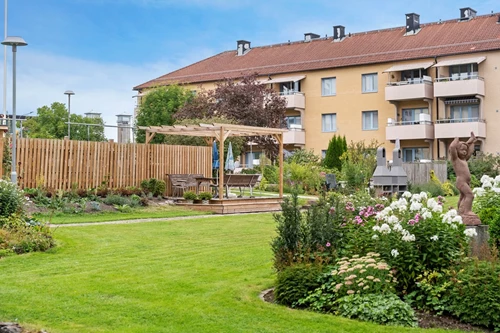 Grönskande trädgård precis utanför dörren