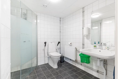 Badrum till övernattningsrum/gemensamhetslokal.