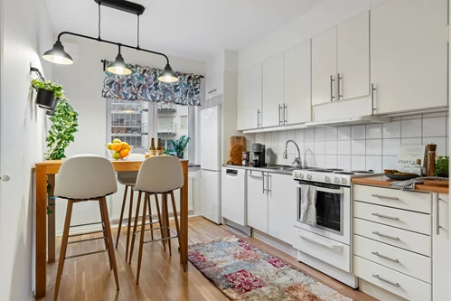 Kök med diskmaskin och plats för matbord