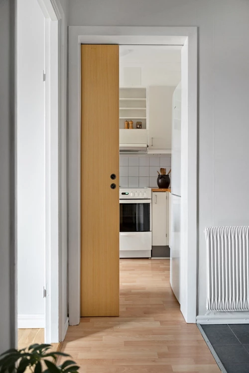 Skjutdörr som avskärmar mot kök.