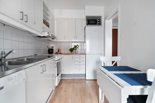 Rymligt kök med plats för mindre matplats.