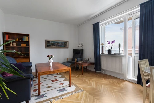 Stort allrum med nyslipad fiskbensparkett!