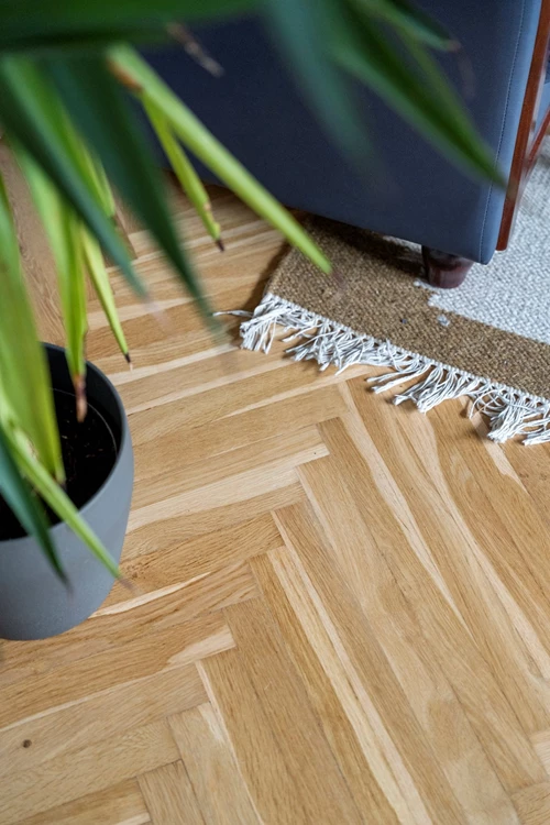 Nyslipad fiskbensparkett.