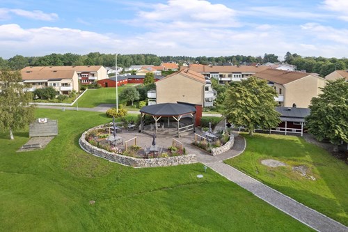 Föreningens grönområde med grillplats och sittplatser.