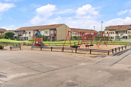 En av föreningens lekplatser precis utanför.