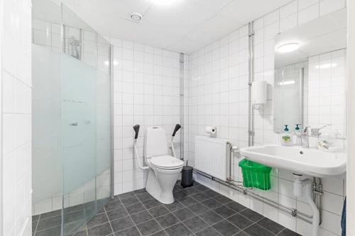 Badrum till övernattningsrum/gemensamhetslokal.