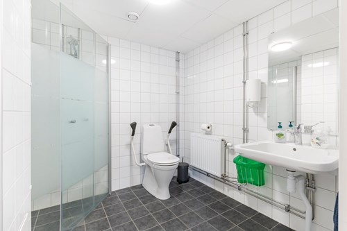 Badrum till övernattningsrum/gemensamhetslokal.