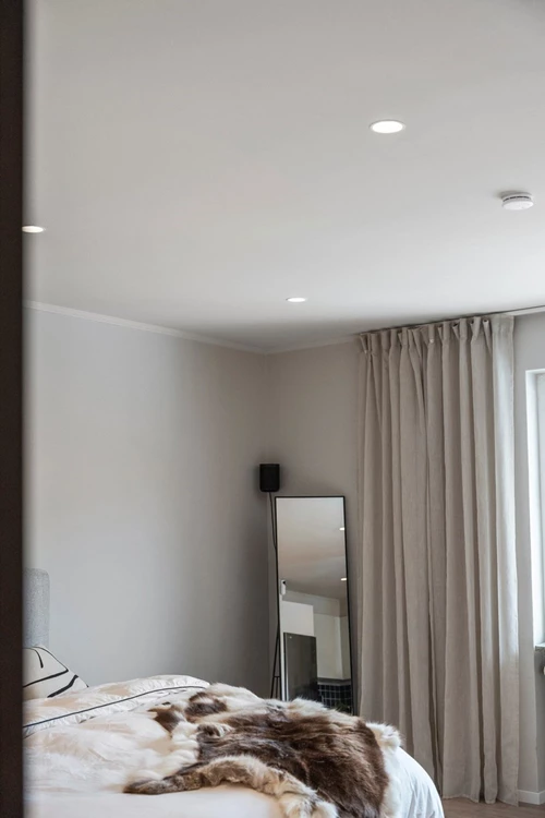 Inbyggda Plejd-spotlights som styrs via app!