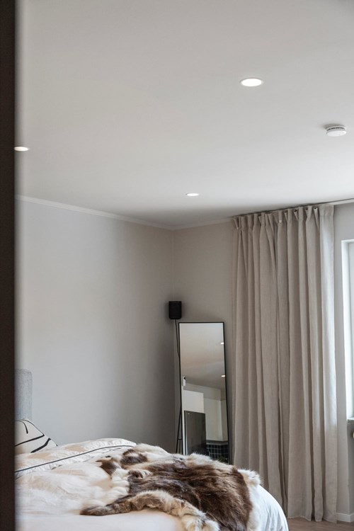 Inbyggda Plejd-spotlights som styrs via app!