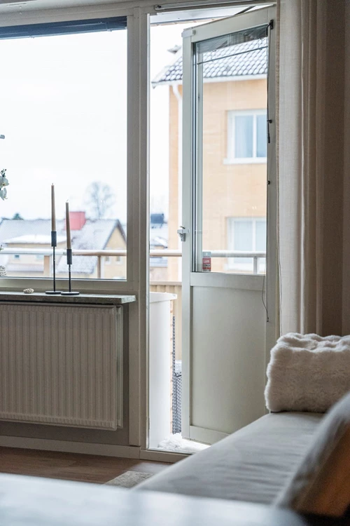 Utgång till balkong i soligt sydväst-läge!