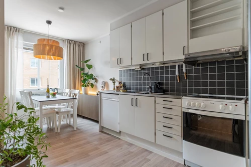 Kök med diskmaskin och perfekt plats för matbord!