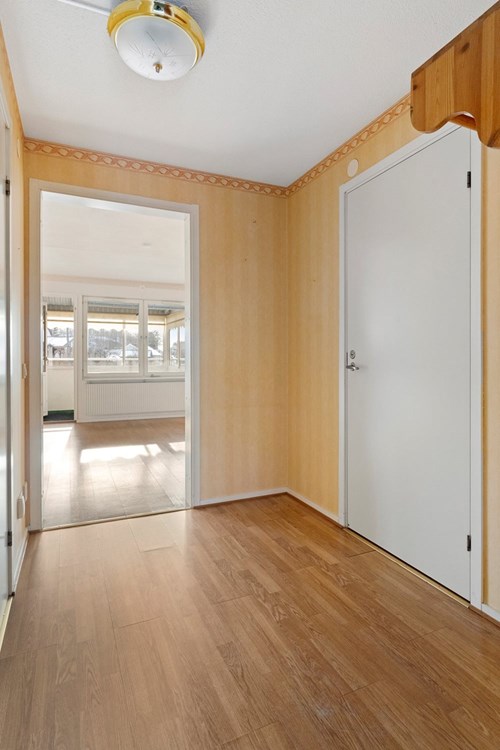 Rymlig hall med stor klädkammare.