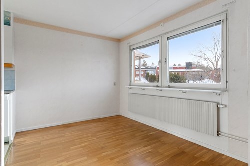 Naturlig matplats intill fönstret.