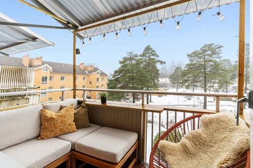 Balkong i västerläge med tak och utsikt över innergården.