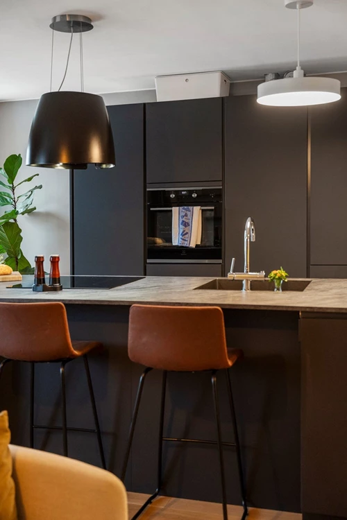 Bra arbetsyta, matplats och förvaring. I köksön finns även integrerad diskmaskin.