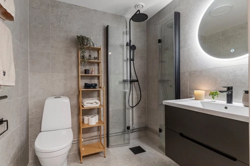 Helkaklat badrum med snygga detaljer!