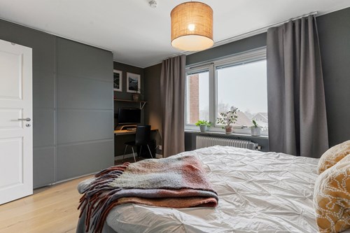 ...och platsbyggt skrivbord för arbetsplats.