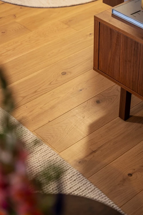 Genomgående snyggt parkettgolv i hela bostaden.