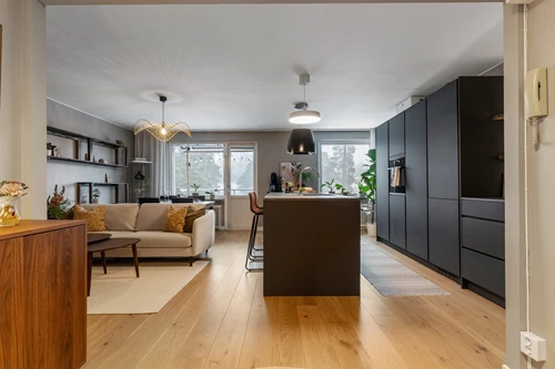 Social, öppen planlösning mellan kök och vardagsrum tack vare att väggen tagits ner.