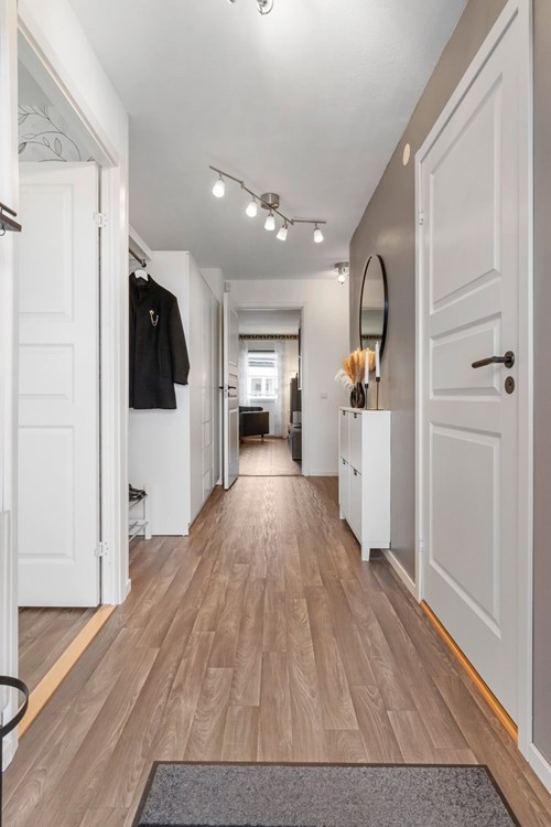 Rymlig hall med gott om förvaring!