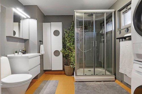 Stor badrum med både tvättmaskin och torktumlare.