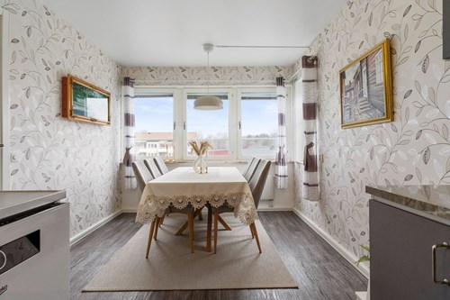 Plats för stort matbord intill fönstren.