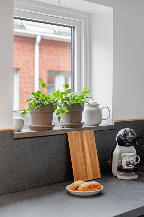 Fint ljusinsläpp tack vare fönster över arbetsbänken.