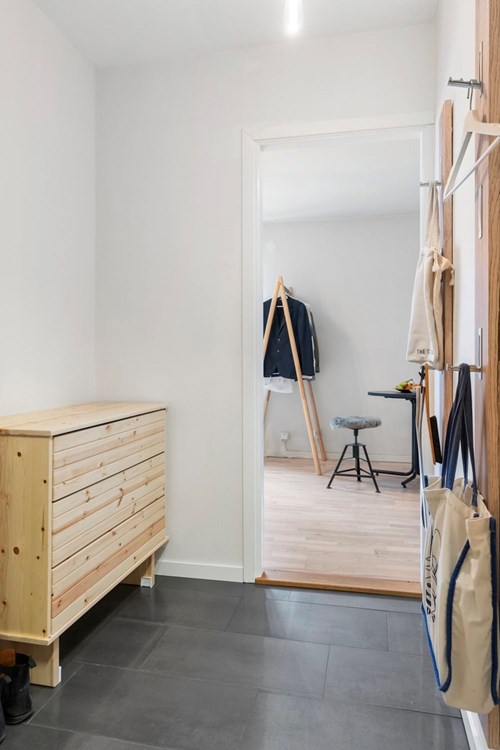 Hall med gott om plats för förvaring.