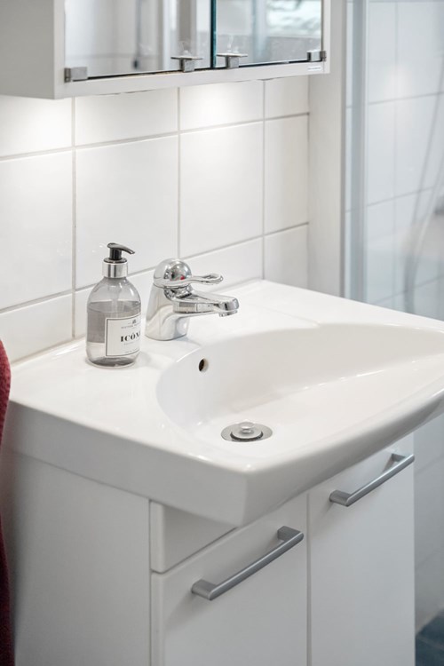 Spegelskåp med belysning.