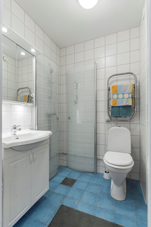 Fräscht, helkaklat badrum!