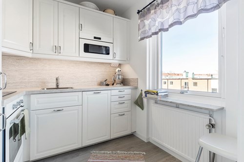 Fint ljusinsläpp tack vare stora fönster!