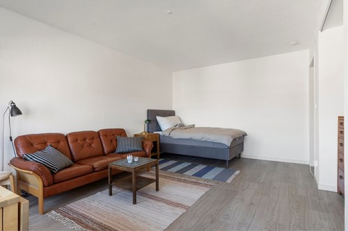 Plats för säng, soffa och matbord.