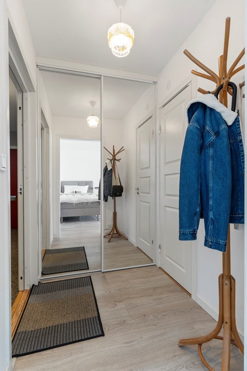 Praktisk hall med skjutdörrsgarderob.