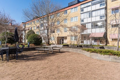 Välskött innergård med flertalet sittplatser!