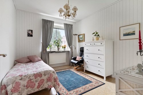 Sovrum i lugnt läge mot innergården.