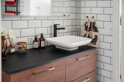 Bakbelyst spegel med anti-ångfunktion