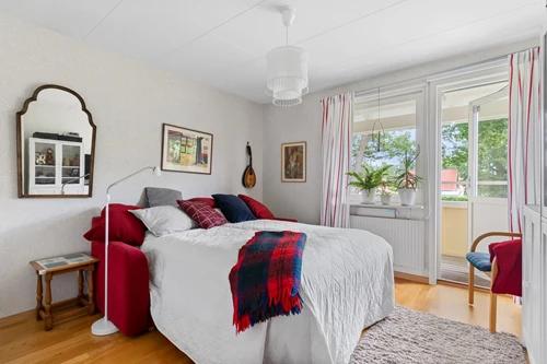 Sovrum 1 med utgång till balkong...