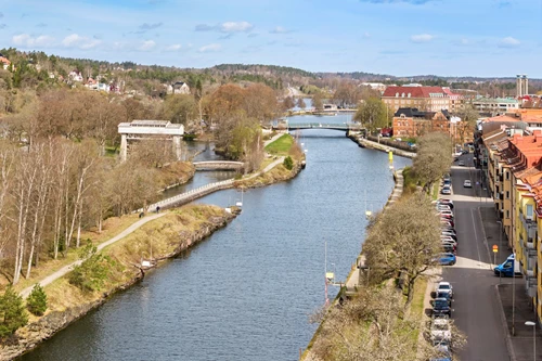 Ett stenkast från fina promenadstråk längs kanalen!