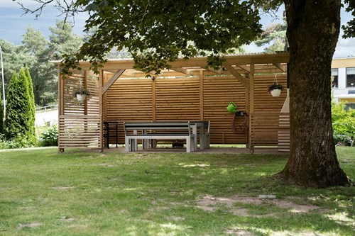 Föreningens pergola med sittplatser och grill!
