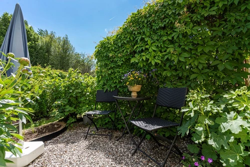 Sittplats i grönskande miljö!