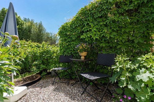 Sittplats i grönskande miljö!