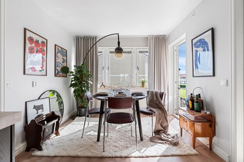 Mysig matplats i köket med utgång till balkong