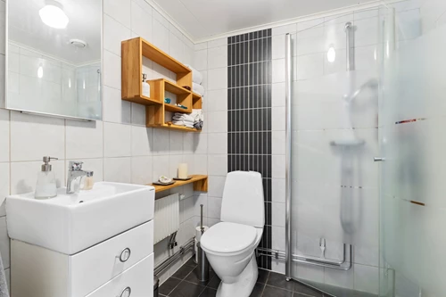 Helkaklat badrum på entréplan.