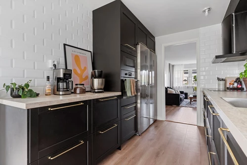 Fullutrustat med fullstor kyl och frys, integrerad ugn och mikro samt diskmaskin