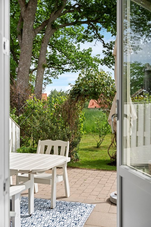 Utgång till baksidan och stenlagd uteplats!