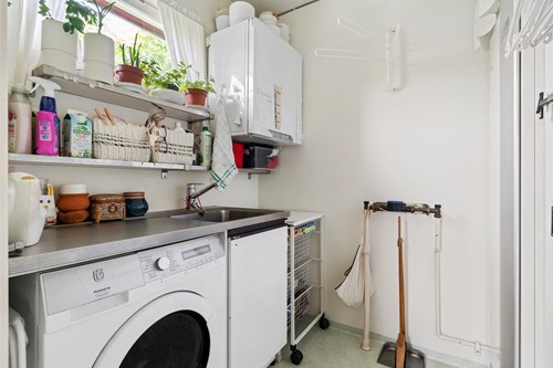 Tvättstugan intill entrén.